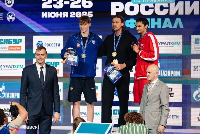 Пловец московского спорта с наградой на пьедестале