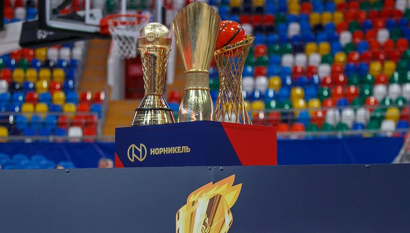 ЦСКА баскетбол — командный снимок с чемпионским трофеем Евролиги