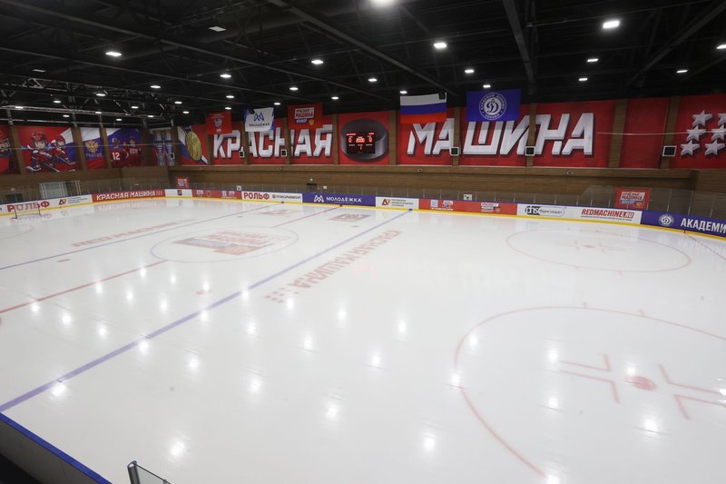 Хоккеисты московских команд на льду — игровой момент